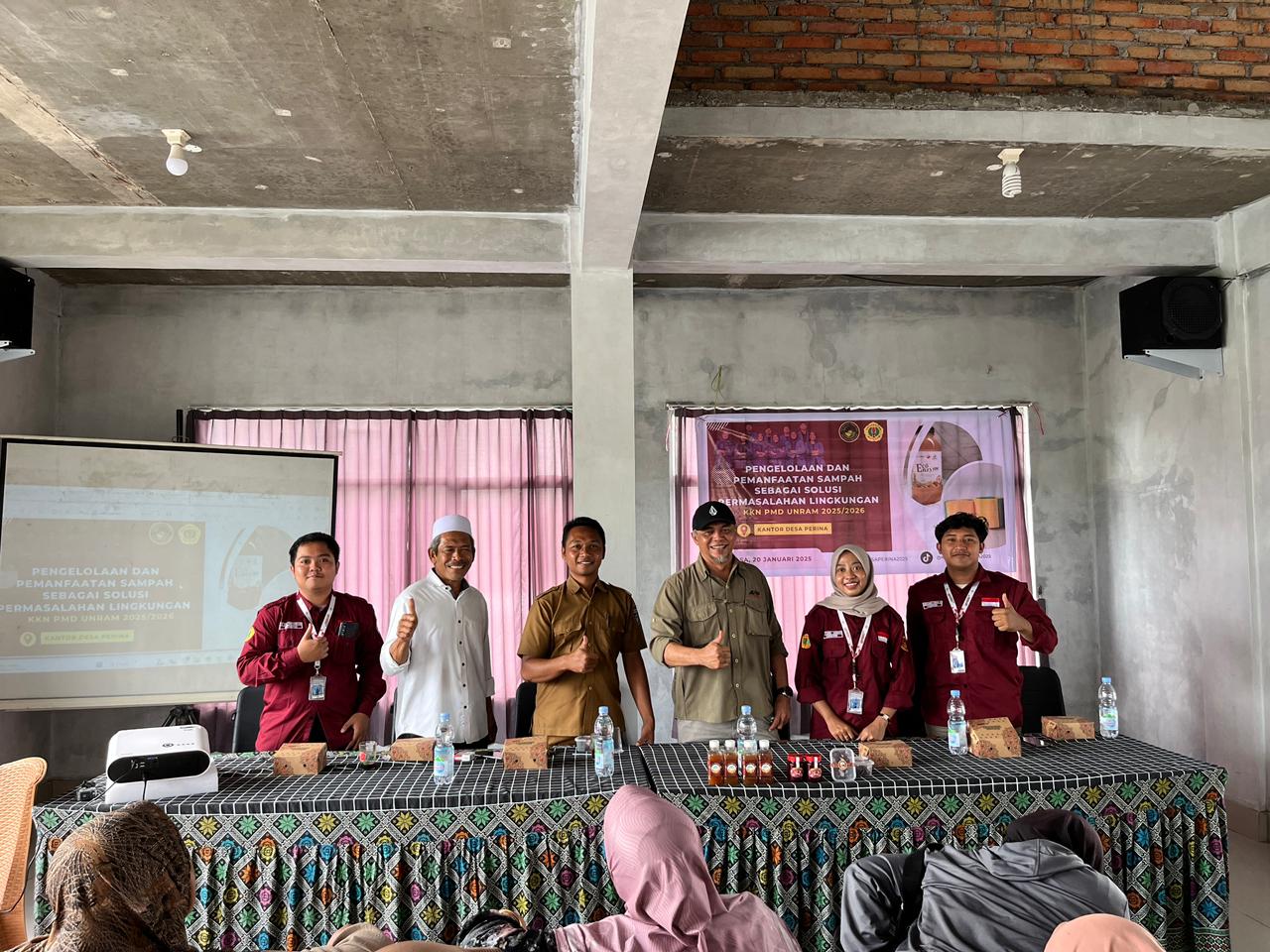 Mahasiswa KKN PMD UNRAM Mendorong Pemanfaatan Sampah melalui program pembuatan Biopori, Eco- Enzyme, dan Sofa berbahan dasar Botol Plastik di Desa Perina
