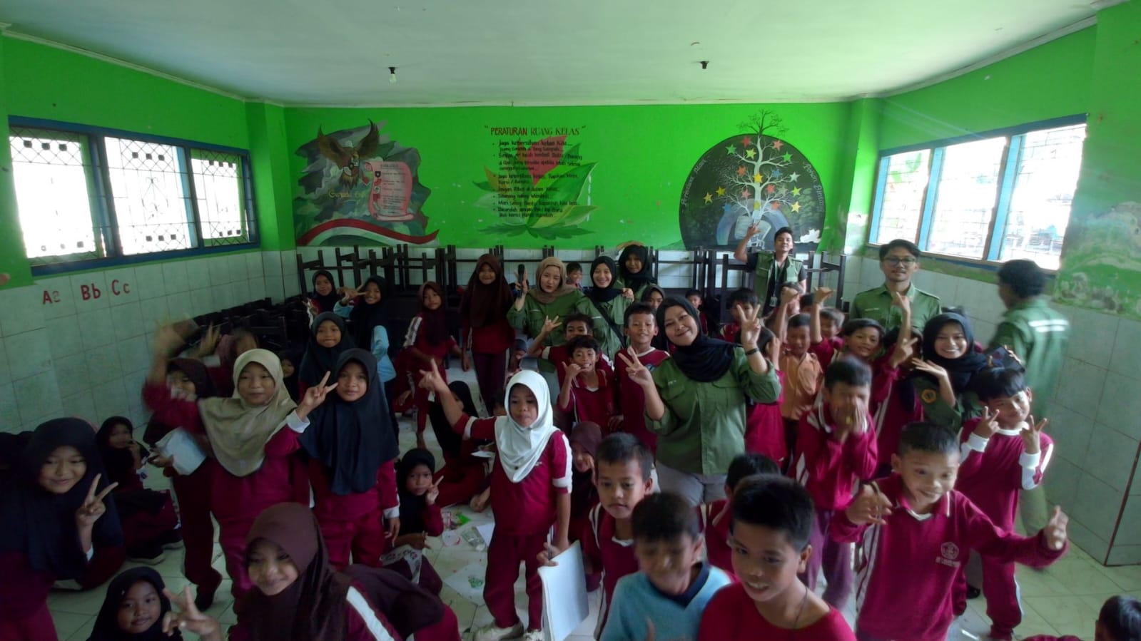 KKN Akar-Akar 1 Kenalkan Daur Ulang Sampah Plastik Jadi Media Seni di SDN 1 Akar-Akar